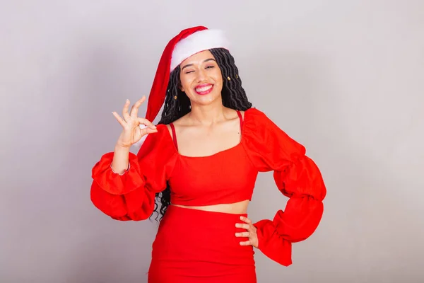 ブラジルの黒人女性は クリスマス服を着て 陽気なクリスマス Okサイン — ストック写真