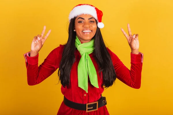 Schöne Schwarze Brasilianerin Weihnachtskleidung Weihnachtsmann Posiert Für Ein Selfie Frieden — Stockfoto