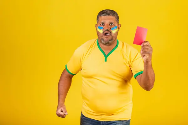 Uomo Colore Brasiliano Tifoso Brasiliano Mostrando Cartellino Rosso Mancanza — Foto Stock