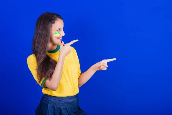 Юна Дівчина Футбольний Фанат Бразилії Показуючи Щось Пальцями — стокове фото