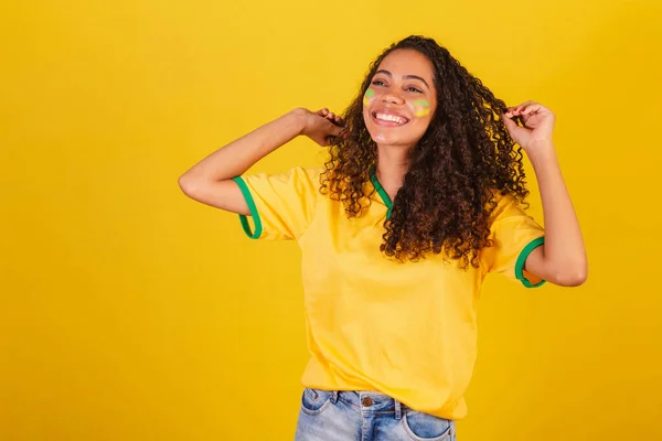 Молода Чорношкіра Бразилька Футбольний Фанат Танцювати Базікати Волоссям — стокове фото