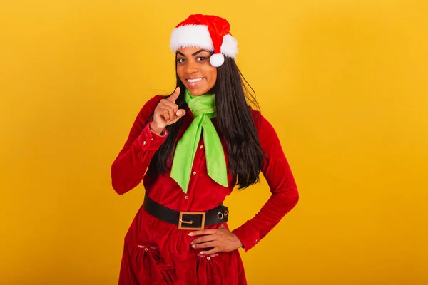 Прекрасна Чорна Бразилька Одягнена Різдвяний Одяг Санта Клаус Вказує Камеру — стокове фото