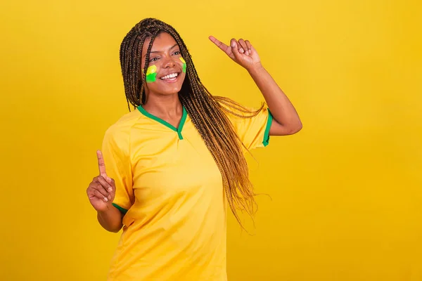 Czarna Kobieta Młoda Brazylijska Fanka Piłki Nożnej Tańcząc Uroczystości — Zdjęcie stockowe