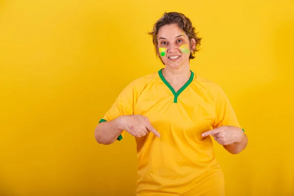 Dospělá Dospělá Žena Fotbalový Fanoušek Brazílie Ukazující Centra Pouze Zde — Stock fotografie