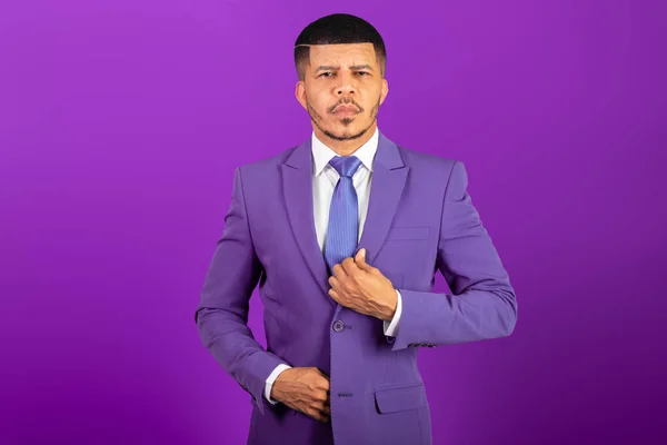 スーツと紫のネクタイを着たブラジルの黒人 バイオレットビジネスマン 腕は楽観的で自信に満ち — ストック写真