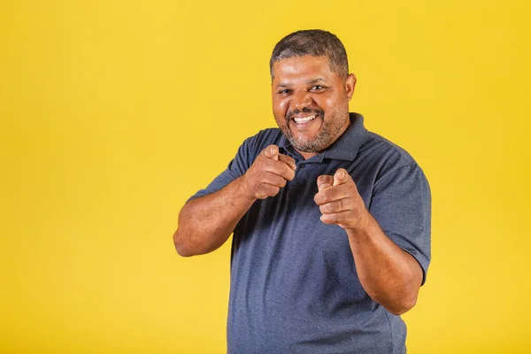 Homem Negro Brasileiro Adulto Sorrindo Apontando Para Câmera Escolhendo Você — Fotografia de Stock