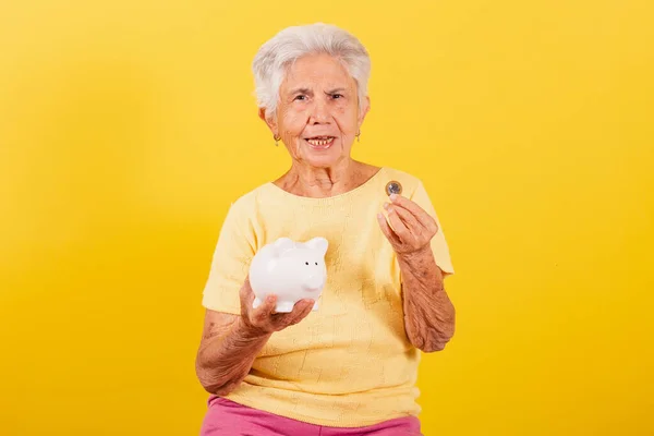Anciana Sosteniendo Moneda Alcancía Concepto Jubilación Finanzas Economía — Foto de Stock