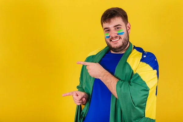 Brazylijski Mężczyzna Kaukaski Fan Piłki Nożnej Brazylii Wskazujący Palcami Lewo — Zdjęcie stockowe