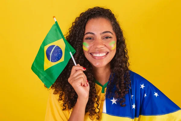 年轻的巴西黑人女子 足球迷 挥动国旗 爱国的 民族主义的 特写照片 — 图库照片