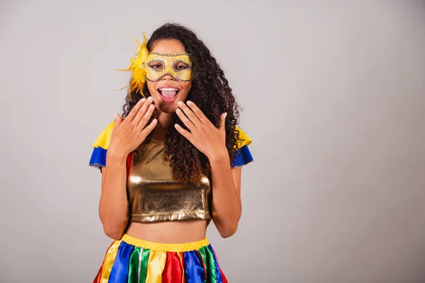 Schöne Schwarze Brasilianerin Mit Frevo Kleidung Karneval Mit Maske Einladend — Stockfoto