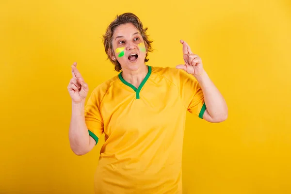Mujer Adulta Adulta Aficionado Fútbol Brasileño Signo Suerte Deseando Animando —  Fotos de Stock