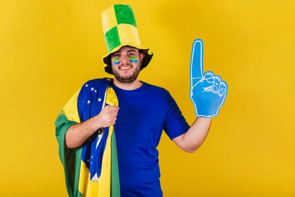 Brazylijczyk Kaukaski Fan Piłki Nożnej Brazylii Noszący Kapelusz Piankowy Palec — Zdjęcie stockowe
