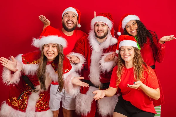 Brezilya Arkadaşlar Noel Kıyafetleri Noel Baba Kollarını — Stok fotoğraf