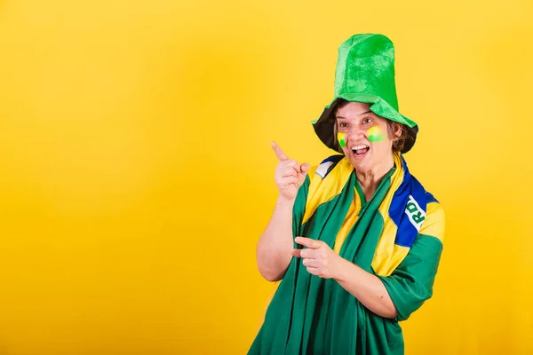 Erwachsene Frau Fußballfan Aus Brasilien Mit Fahne Und Hut Etwas — Stockfoto