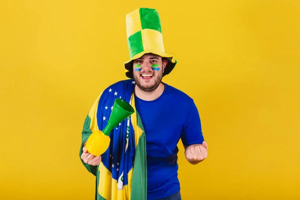 Brasilianischer Kaukasier Fußballfan Aus Brasilien Mit Hut Und Horn Feiert — Stockfoto