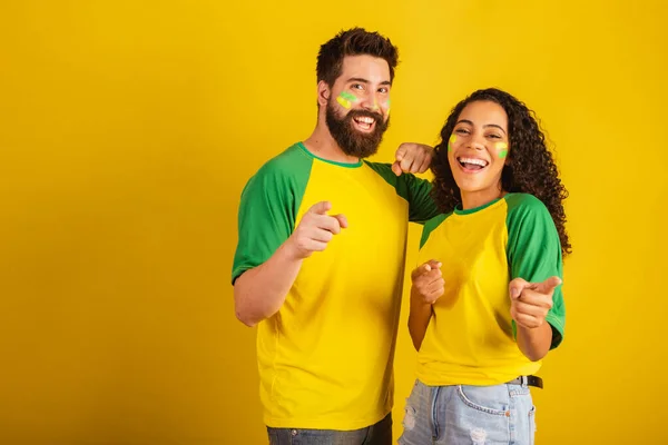 ブラジルのサッカー支持者のカップルは 国の色 黒の女性 白人男性に身を包んだ カメラを向けると — ストック写真