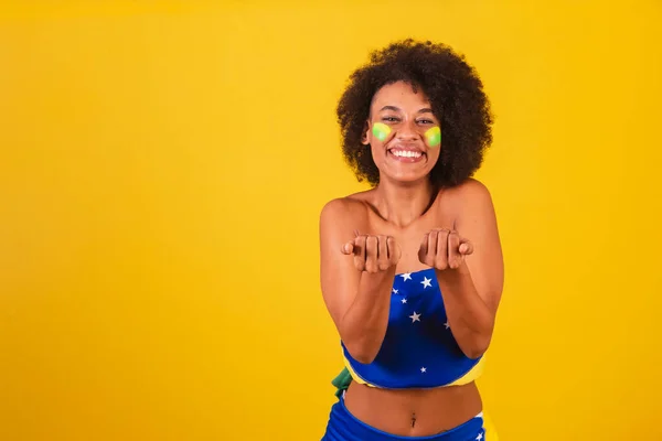 Junge Schwarze Frau Brasilianischer Fußballfan Einladend Mit Den Händen Rufend — Stockfoto