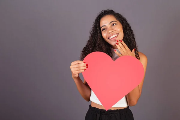 Junge Schwarze Brasilianerin Mit Herzförmigem Schild Werbefoto — Stockfoto