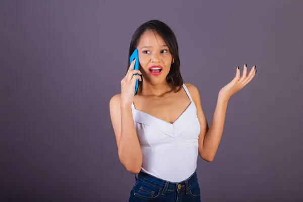 Kuzeydoğu Brezilya Dan Genç Bir Kadın Akıllı Telefondan Sesli Arama — Stok fotoğraf