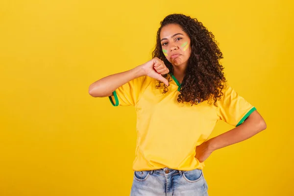 若い黒人のブラジル人女性サッカーファン サインも親指も不承認も悪い — ストック写真