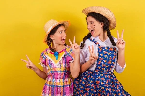 Αδελφές Και Φίλοι Φορώντας Τυπικά Ρούχα Της Γιορτής Junina Κάνοντας — Φωτογραφία Αρχείου