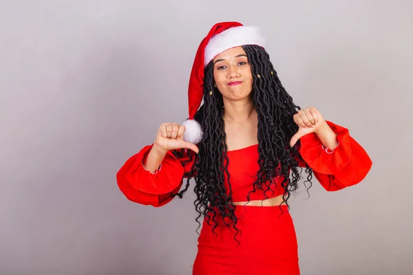 ブラジルの黒人女性はクリスマスの服を着て 陽気なクリスマス 手でサインを嫌い — ストック写真
