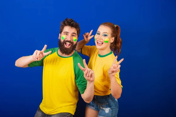 Kaukasisches Paar Fußballfans Aus Brasilien Frieden Und Liebe — Stockfoto
