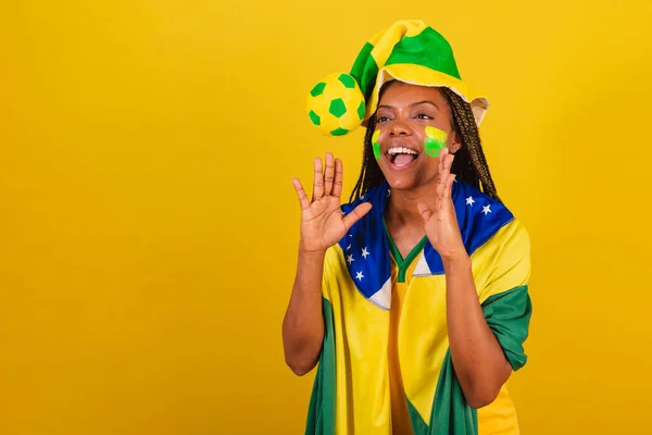 Černá Žena Mladý Brazilský Fotbalový Fanoušek Křičící Propagace Vyhlašování Slevy — Stock fotografie