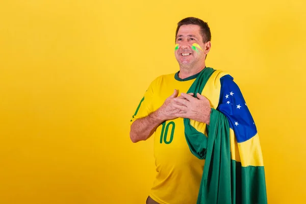 Vuxen Man Fotbollsfan Från Brasilien Bär Flaggan Sjunger Nationalsången — Stockfoto