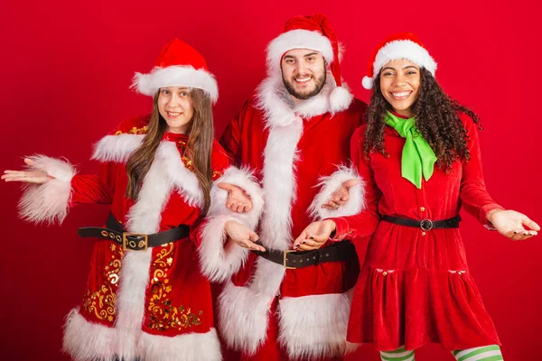 Бразильські Друзі Різдвяним Одягом Санта Клаус Відкритими Руками Ласкаво Просимо — стокове фото