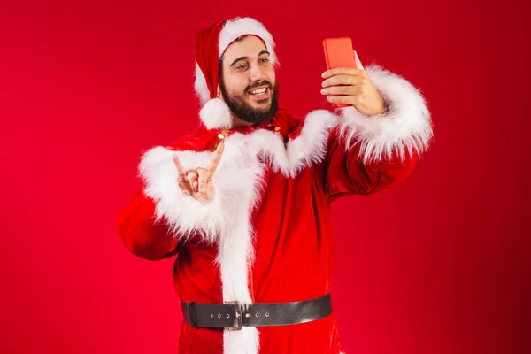 Βραζιλιάνος Ντυμένος Ρούχα Άγιος Βασίλης Κρατώντας Smartphone Αυτο Πορτρέτο Κινητό — Φωτογραφία Αρχείου