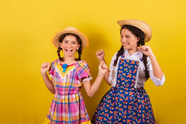 Sestry Přátelé Typických Šatech Festa Junina Tancování Paření Hraní — Stock fotografie