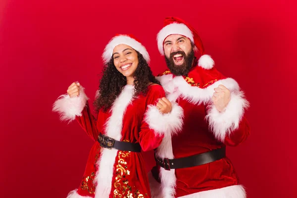 Βραζιλιάνικο Ζευγάρι Ντυμένο Για Χριστούγεννα Άγιος Βασίλης Μούμια Claus Γιορτάζοντας — Φωτογραφία Αρχείου