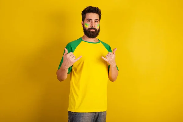 Καυκάσιος Μούσι Βραζιλιάνος Οπαδός Του Ποδοσφαίρου Από Βραζιλία Γιορτάζει Ναι — Φωτογραφία Αρχείου