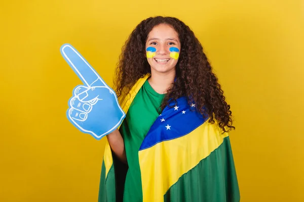 Brasileiro Caucasiano Futebol Menina Com Espuma Mão Torcendo Para Copa — Fotografia de Stock