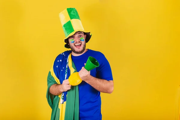 Braziliaanse Kaukasische Man Voetbalfan Uit Brazilië Met Hoed Hoorn Het — Stockfoto
