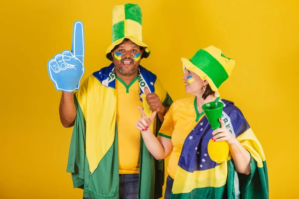Para Rudowłosych Kobiet Czarny Mężczyzna Brazylijscy Fani Piłki Nożnej Sukienki — Zdjęcie stockowe