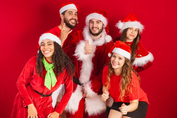 Brasilianska Vänner Med Julkläder Tomten Firar Jul — Stockfoto