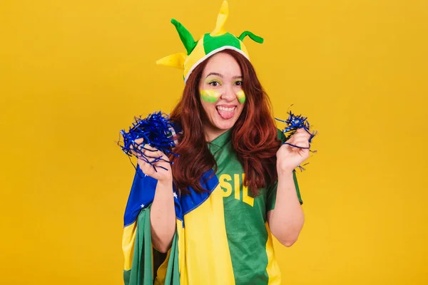 Caucasiano Ruivo Mulher Futebol Brasil Dançando Usando Poms Cheerleader Pom — Fotografia de Stock