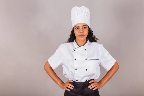 Genç Siyah Brezilyalı Kadın Aşçı Şef Eller Kalçada Iyimser Kendinden — Stok fotoğraf
