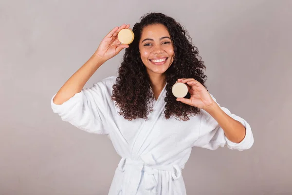 Braziliaanse Zwarte Vrouw Badjas Handdoek Veganistische Producten Voor Schoonheid Huid — Stockfoto