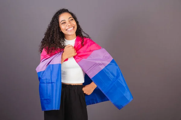 年轻的巴西黑人妇女 作为掩护的双性恋旗帜 双性恋妇女 男女同性恋 双性恋和变性者 Lgbtq — 图库照片