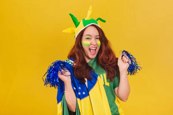 Kaukasische Rothaarige Frau Fußballfan Aus Brasilien Tanzt Cheerleader Bommelmützen — Stockfoto