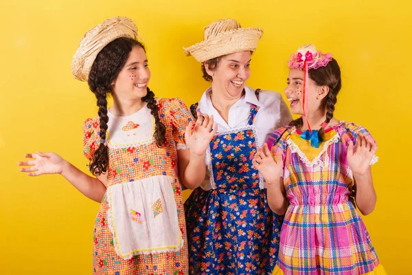 Großmutter Und Ihre Beiden Enkelinnen Typischer Festa Junina Kleidung Überrascht — Stockfoto