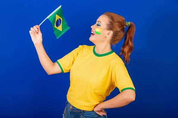 Femme Caucasienne Rousse Fan Football Brésilien Brésilien Fond Bleu Agitant — Photo