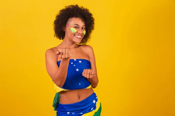 Genç Siyah Kadın Brezilyalı Futbol Fanatiği Ellerinle Davet Çağır — Stok fotoğraf