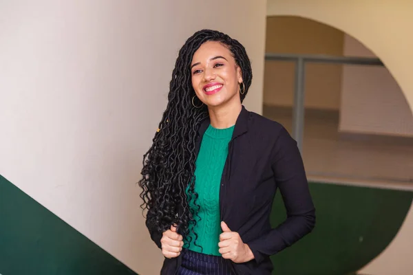 Jeune Femme Noire Brésilien Entrepreneur Femme Affaires Souriant Bureau — Photo