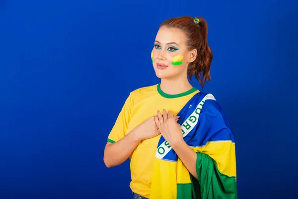 Kaukasierin Rotschopf Brasilianischer Fußballfan Brasilianer Blauer Hintergrund Singende Nationalhymne Dankbarkeit — Stockfoto