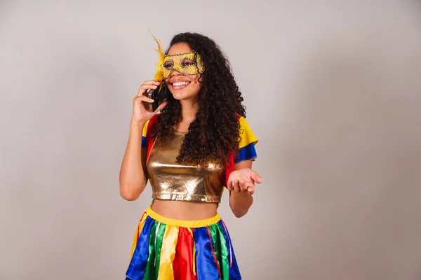 Schöne Schwarze Brasilianerin Karnevalskleidung Telefonisch Mit Smartphone — Stockfoto