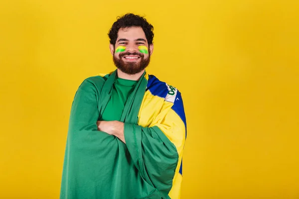 有胡子的高加索人 巴西裔 巴西裔足球迷 双臂交叉 — 图库照片